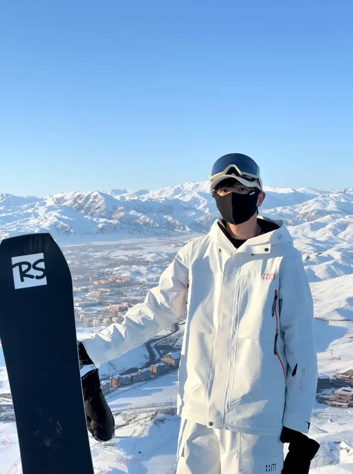 Fashionable ski suits (5).png